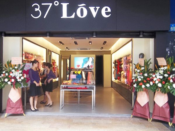 【实图】37度love女装店面形象设计_37度love女装专卖店橱窗陈列展示