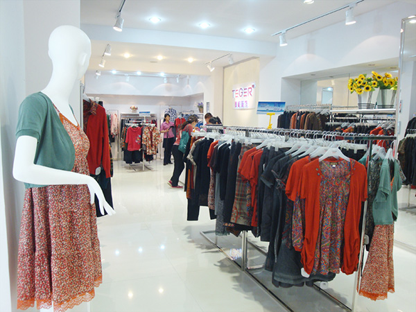 泰格品牌店面形象设计_泰格女装专卖店橱窗陈列展示