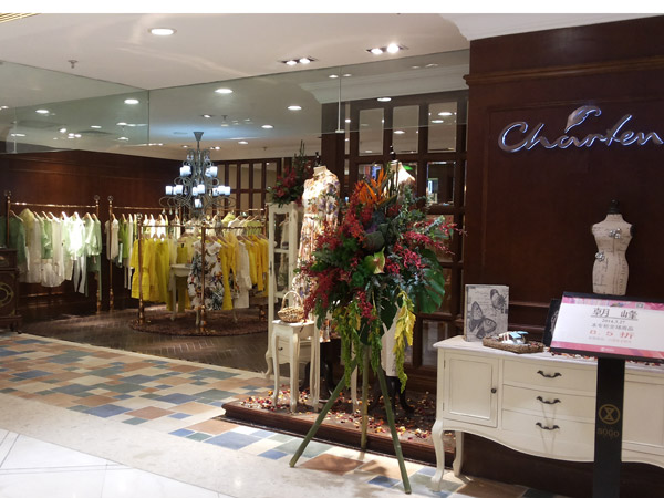 【实图】朝峰女装店面形象设计_朝峰女装专卖店橱窗