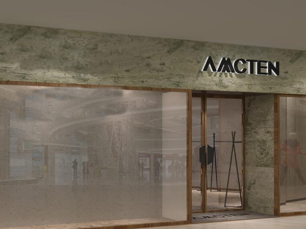 Amcten 品牌聚焦于都市中的Gentlewoman女性群体,他们是刚柔并济的当代酷女性代表。品牌以新复古都市主义为设计哲学,将上世纪40-70年代的复古艺术元素与当今都市化简约风格相融合,提供精致化路线的大众时尚产品,展现Amcten Gentlewoman复古情怀与当代个性并存的独一风格。 Amcten从时装设计出发,延伸至都市女性的衣食住行多方面,以精致旅行Gentlewoman Exquisite Travel为主题唤醒Amcten女性的五觉六感,开启身心灵合一的体验之旅,构筑属于Amc