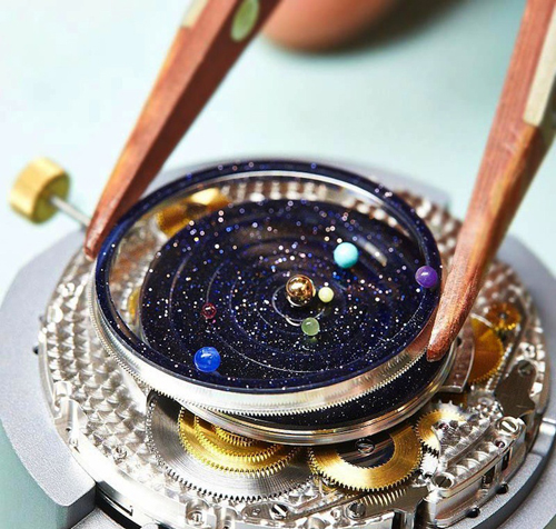梵克雅宝"(van cleef & arpel)推出了一款天文主题的手表新品——44mm