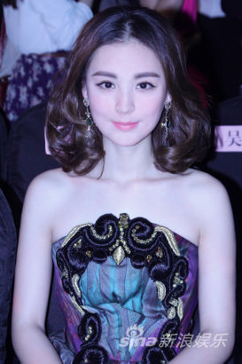 毛林林亮相时装周 露香肩婉约动人