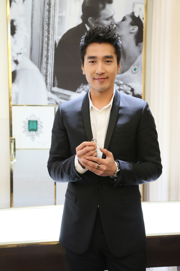 赵又廷现身bvlgari spiga新娘系列发布会