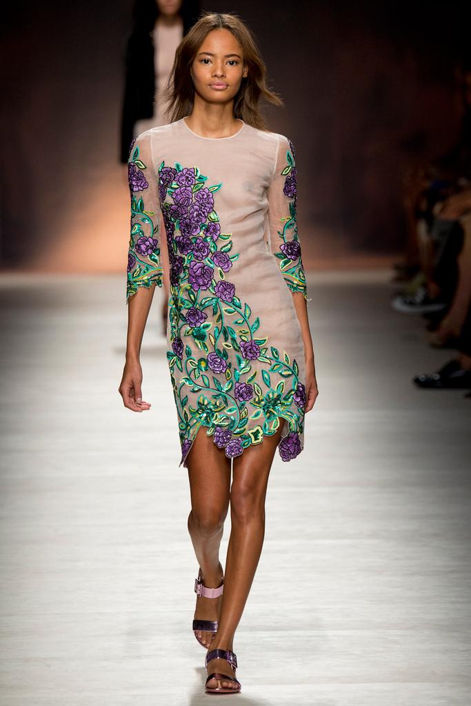 当地时间9月19日,blumarine(蓝色情人)于米兰时装周发布2015年春夏