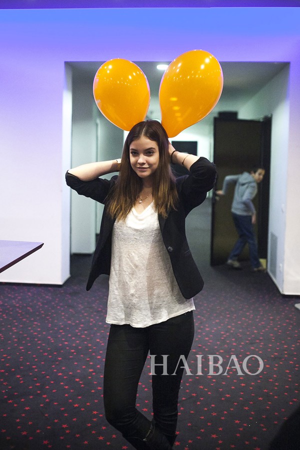 大眼超模芭芭拉·帕尔文(barbara palvin 登上明星街拍点播台