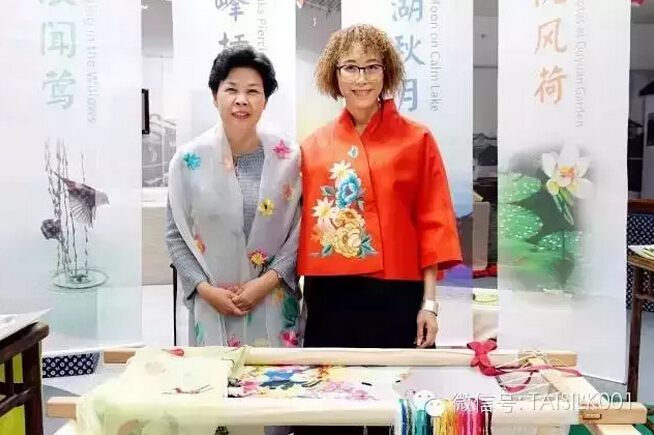 省委常委宣传部长葛慧君与台绣设计总监林霞合影