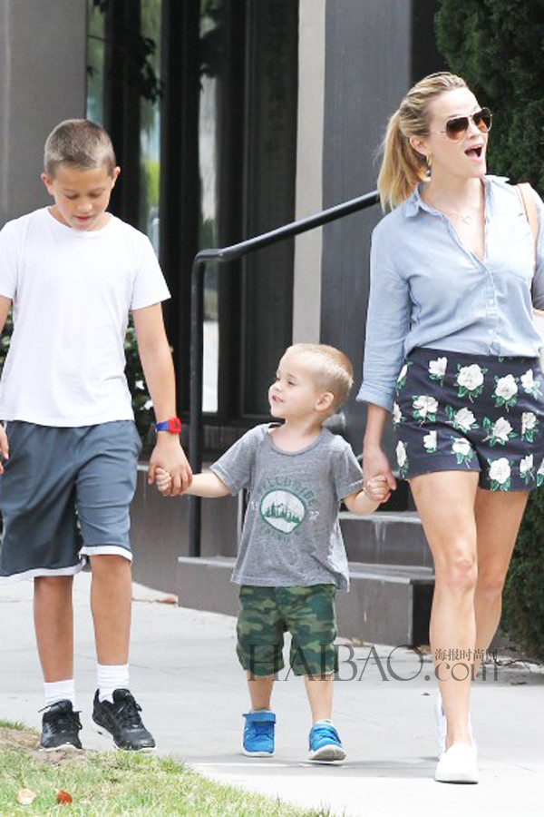 Reese Witherspoon带儿子Deacon和Tennessee一起外出