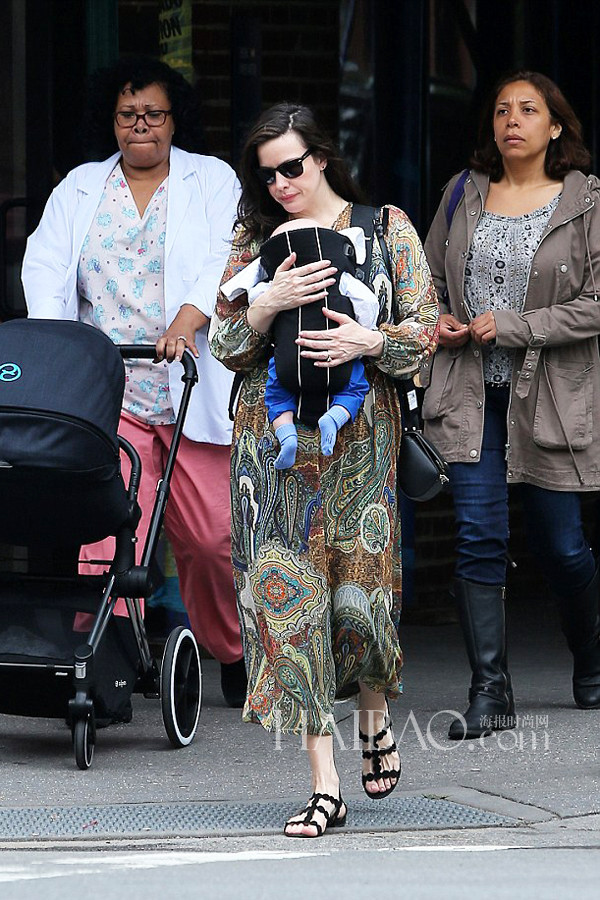 Liv Tyler穿清爽印花裙带小宝宝外出