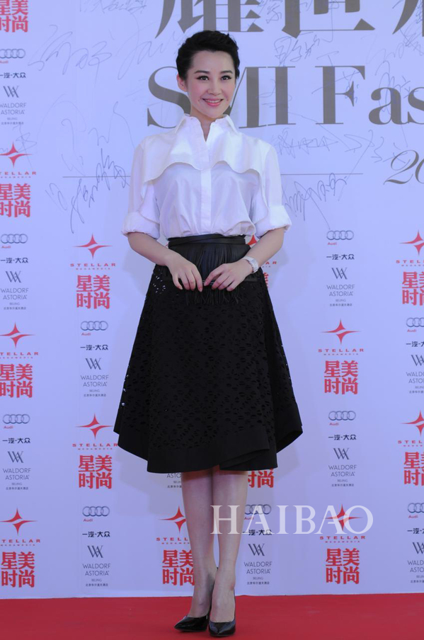 eq不高但衣q高!许晴优雅着装来翻翻:温婉娇俏总相宜