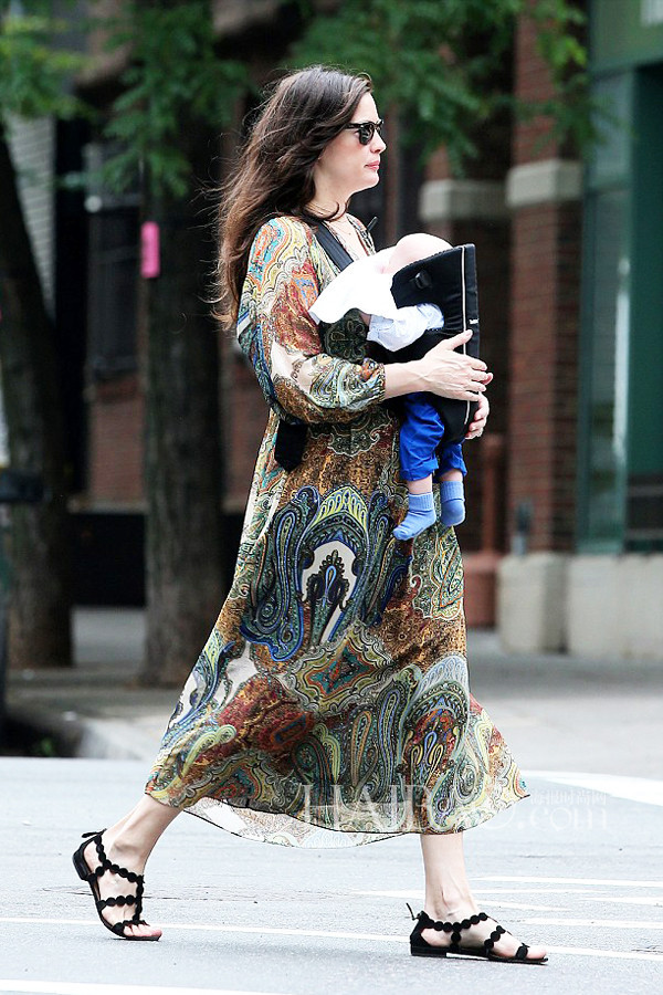 Liv Tyler穿清爽印花裙带小宝宝外出
