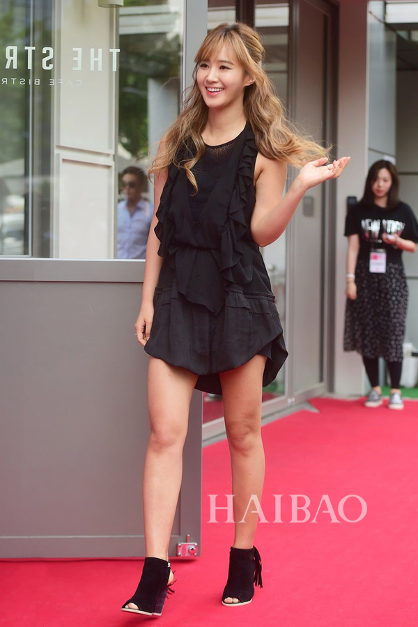 少女时代组合成员Yuri身着伊莎贝尔·玛兰 (Isabel Marant) 黑色连衣裙亮相美妆书刊《Actress Makeup Book》与《Girl Group Makeup Book》的上市纪念活动