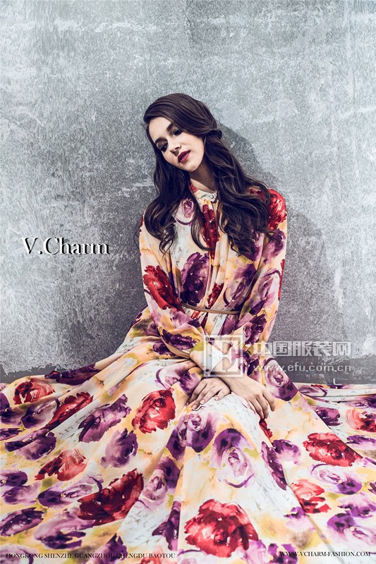 V.Charm品牌设计 EFU记者:能谈一下品牌未来发展趋势将会是怎样? 刘阳:目前V.Charm已在香港,北京,深圳,广州,杭州,武汉,成都,重庆,长春,包头等多地开展实体或线上的销售渠道。另外,V.Charm品牌服装还受到许多明星的青睐,香港地区陈敏之,钟舒漫,连诗雅,陈嘉容,何紫纶,Supergirl等都是V.