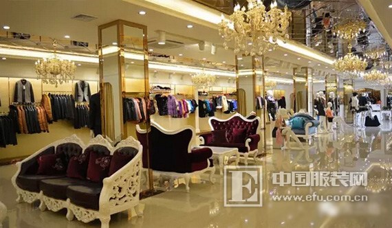 裘皮馆展厅(2) 设计师从香槟的高贵色调结合金色流线线条中汲取灵感,大气的空间设计,简欧式家私陈列,奢华感国际范倍增……