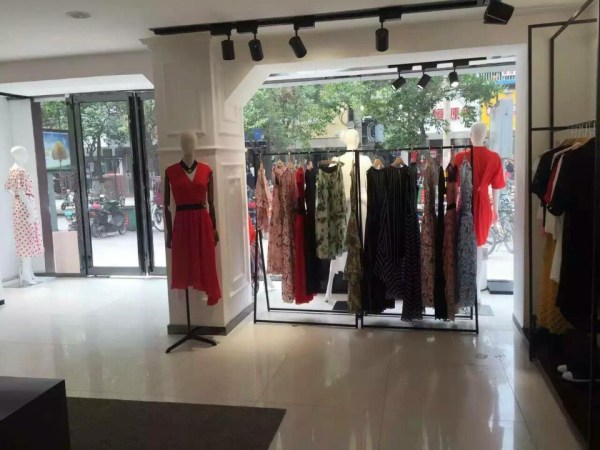 热烈祝贺例格女装河南商丘店开业啦!