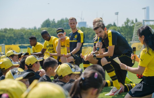 PUMA 는 EVONIK 와 손잡고 다트몬드가 청소년 축구 훈련소를 만들었다.