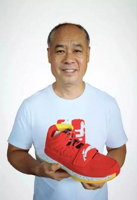 为了拍照,李宁特意挑选了一双"韦德之道"的篮球鞋