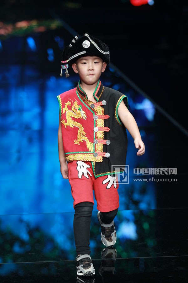 中国少数民族儿童服饰展演专场上演华丽“云裳异彩” 中国少数民族儿童服饰展演专场上演华丽“云裳异彩”